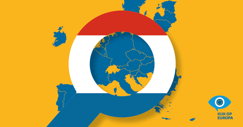Vergrootglas in de kleuren van de Nederlandse vlag boven de kaart van de Europese Unie