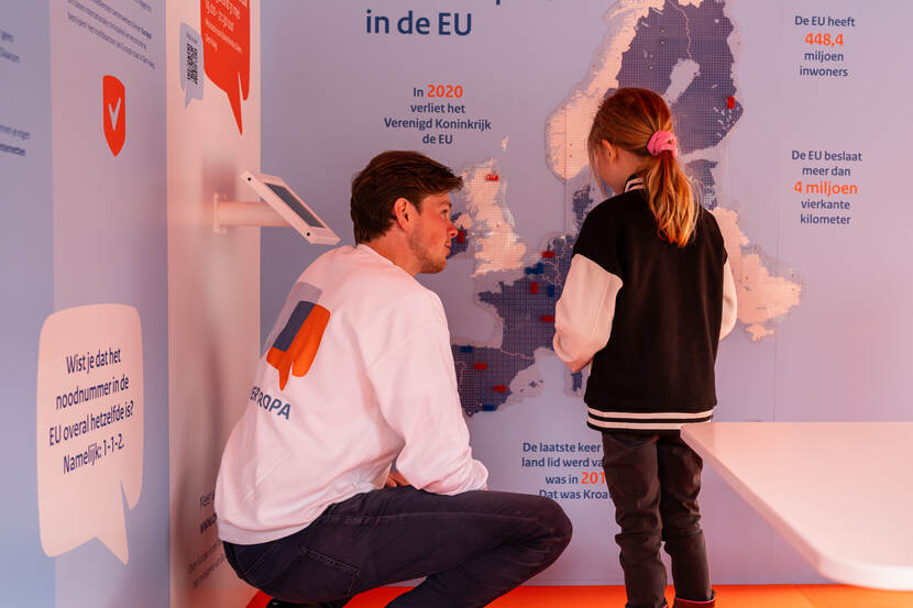 Een kind zoekt haar favoriete Europese land op de Over Europa Roadshow in Den Haag