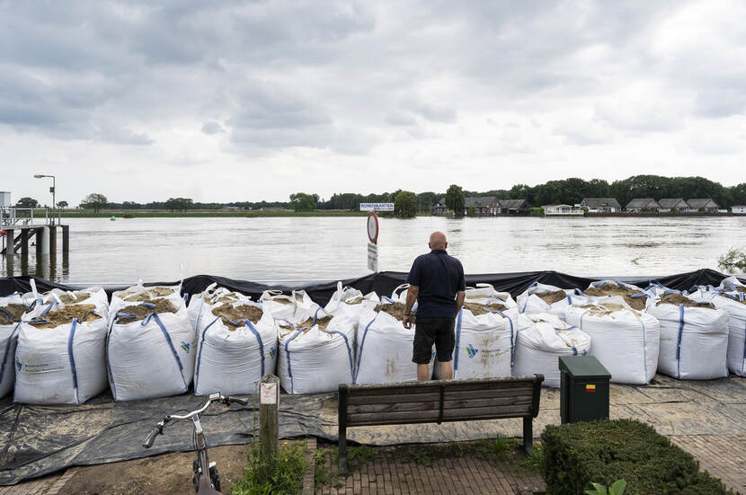 Zandzakken tegen wateroverlast in Nederland
